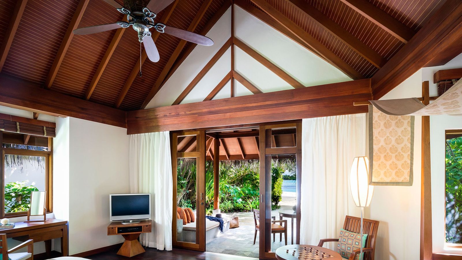 Anantara Dhigu Maldives Resort interior