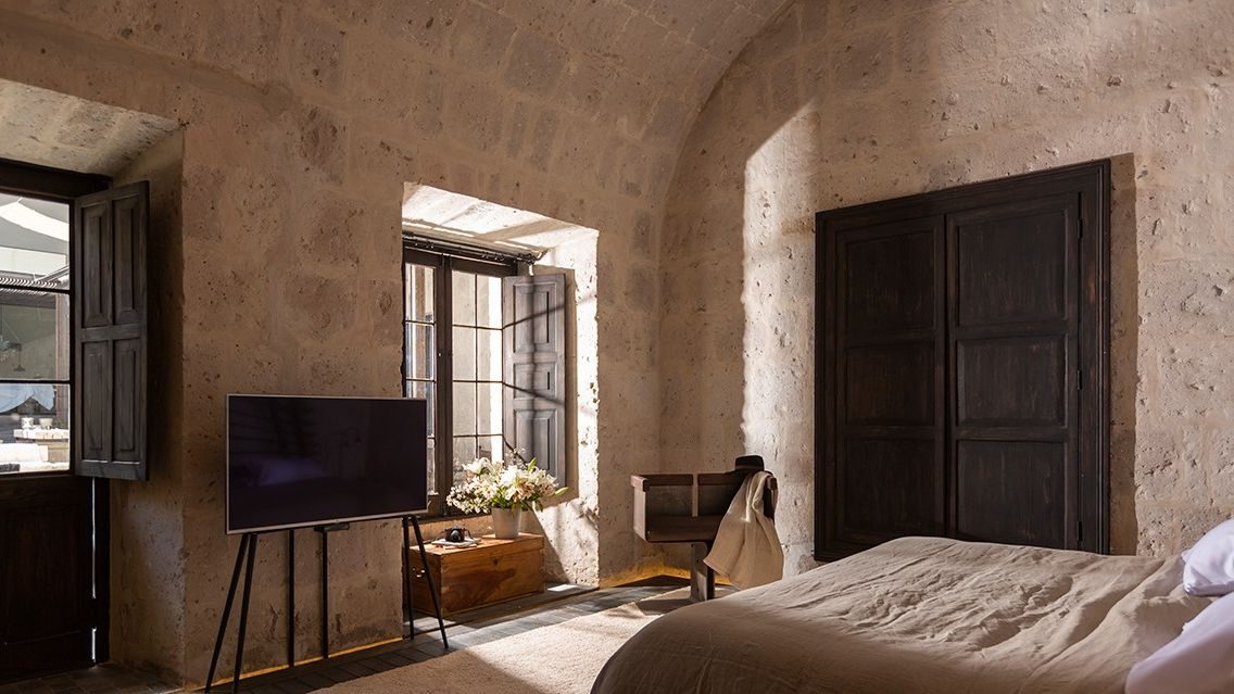 CIRQA - Relais & Châteaux interior