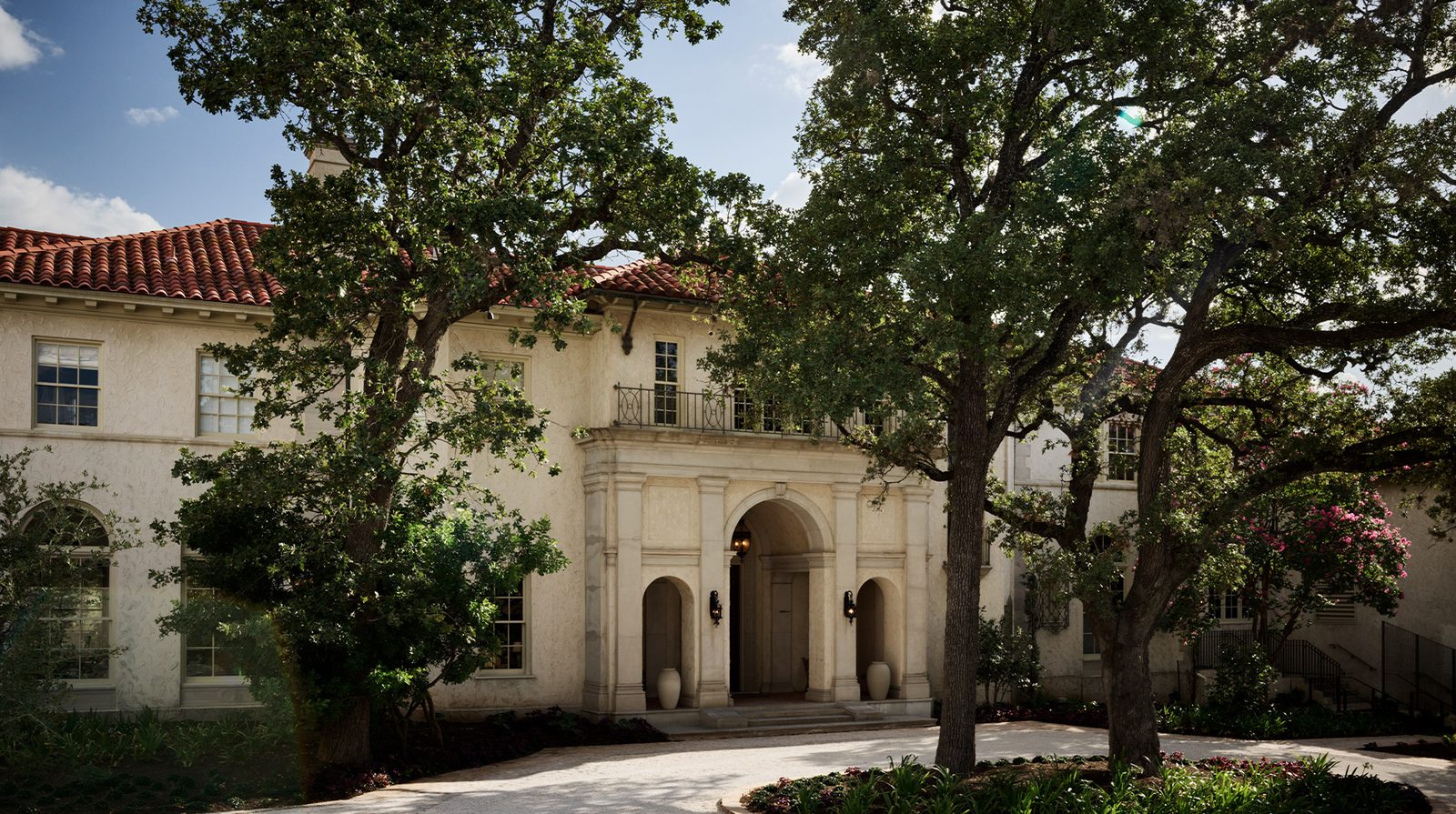 Commodore Perry Estate, Auberge Collection interior