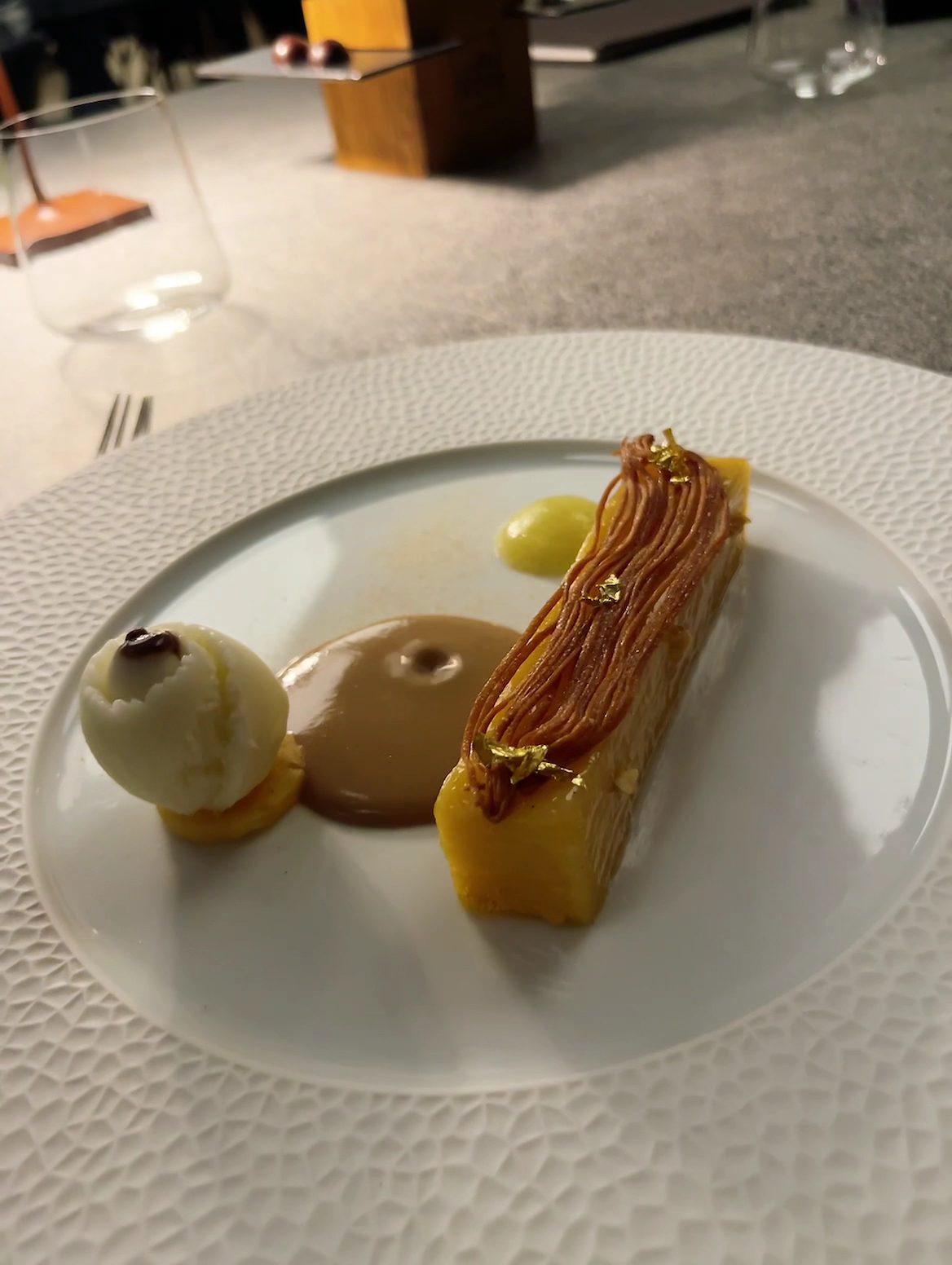 COMO Le Montrachet interior