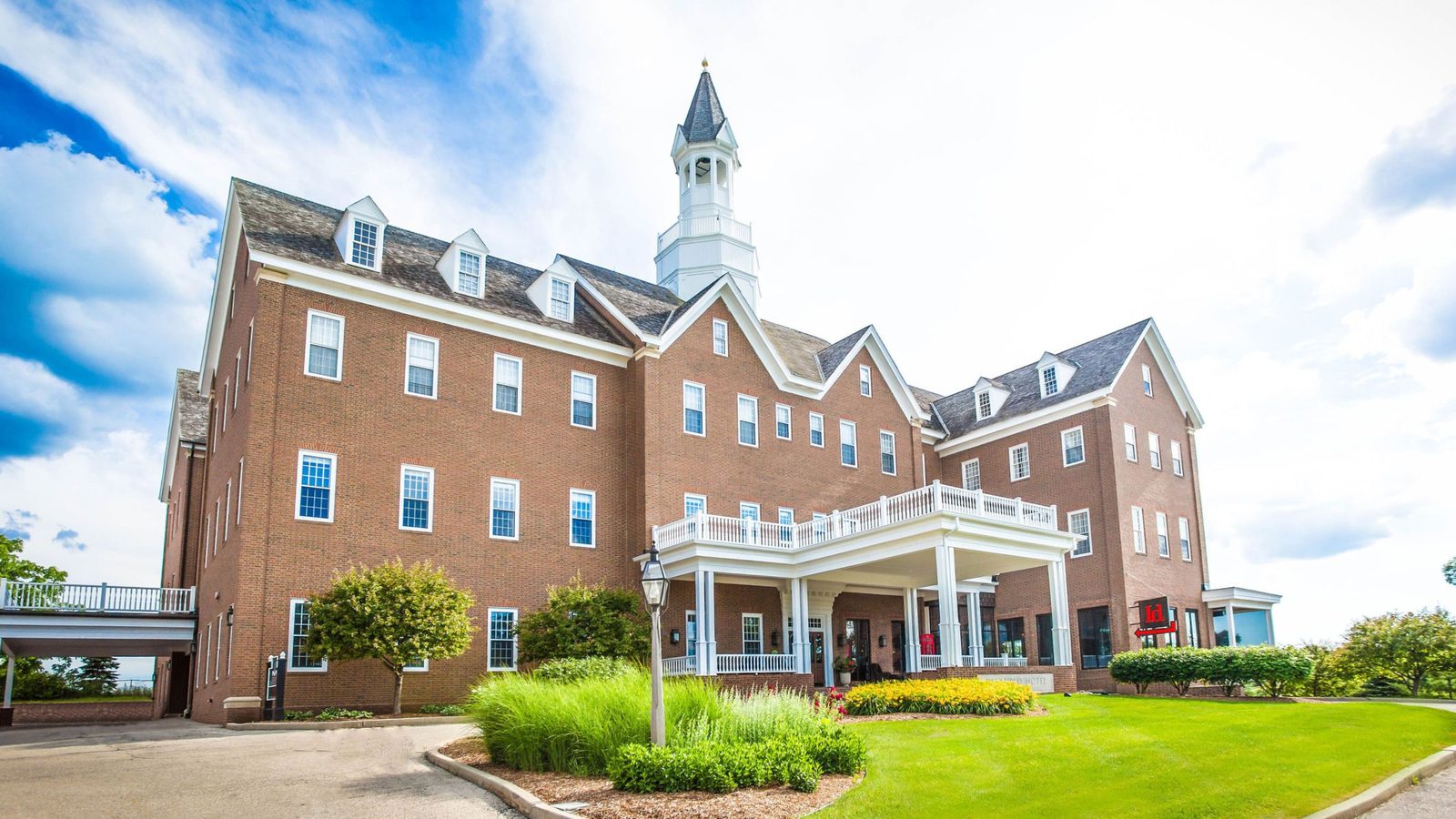 Delafield Hotel