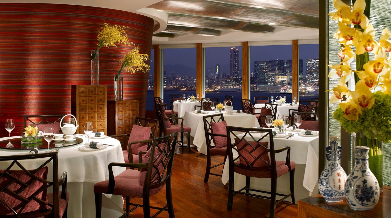 Four Seasons Hotel Hong Kong interior