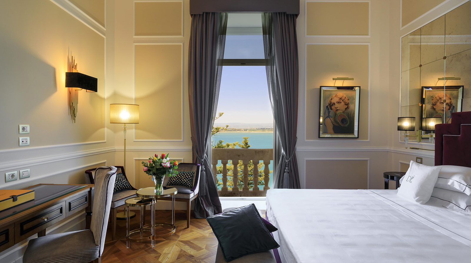 Grand Hotel Des Étrangers interior