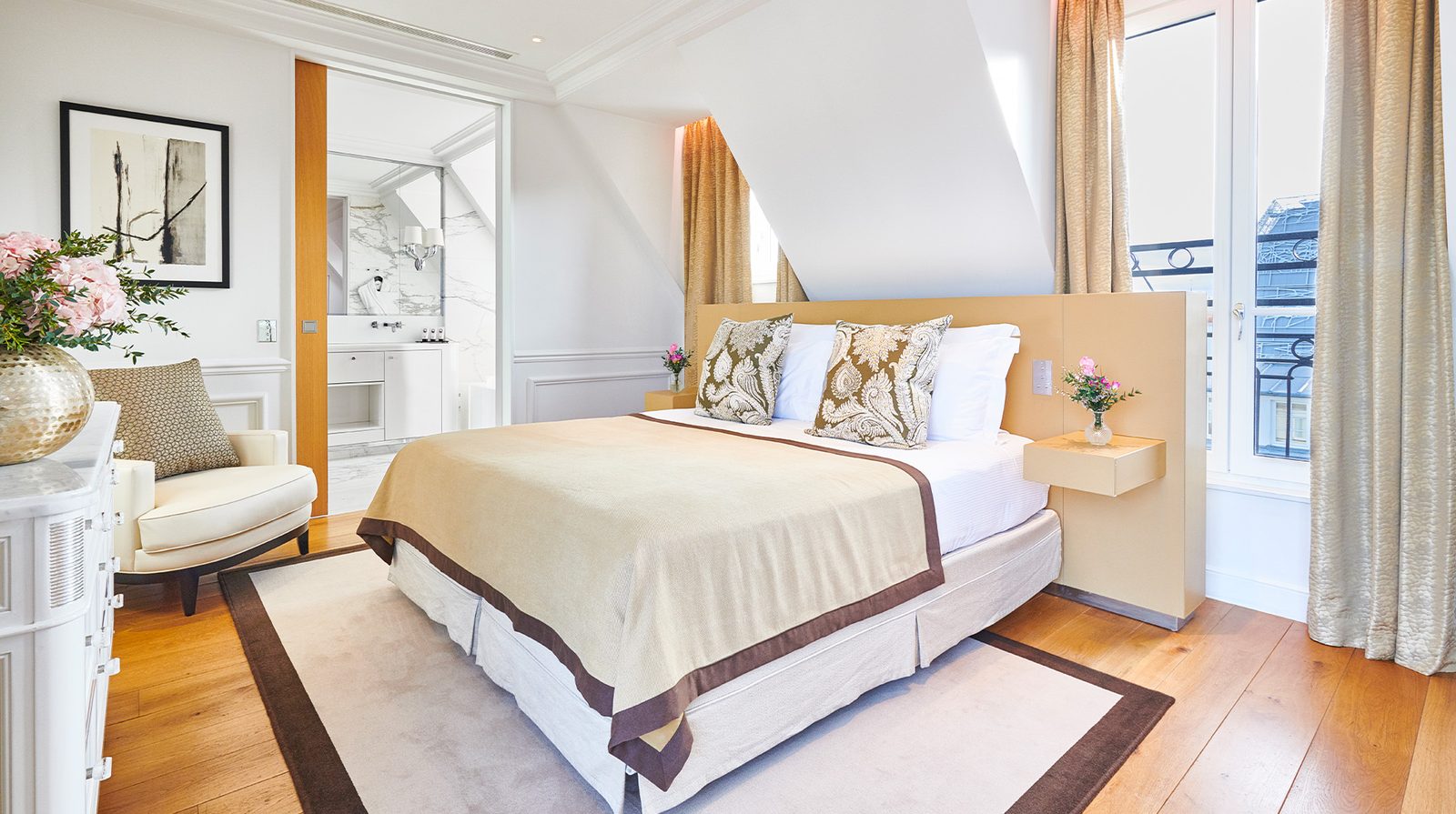 Grand Hôtel du Palais Royal interior