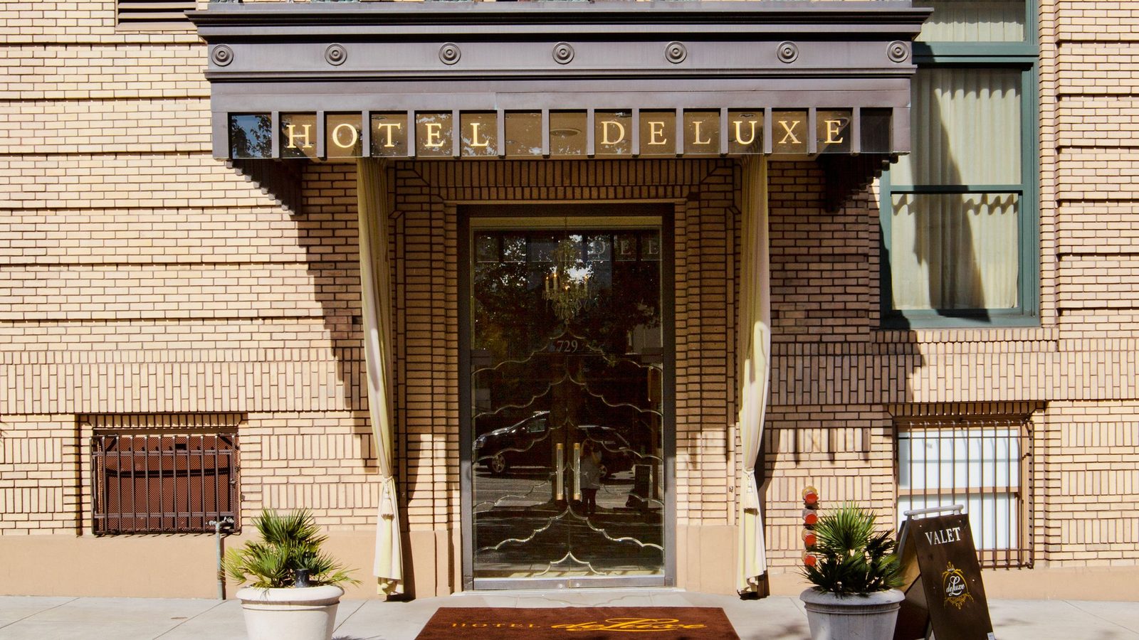 Hotel deLuxe interior