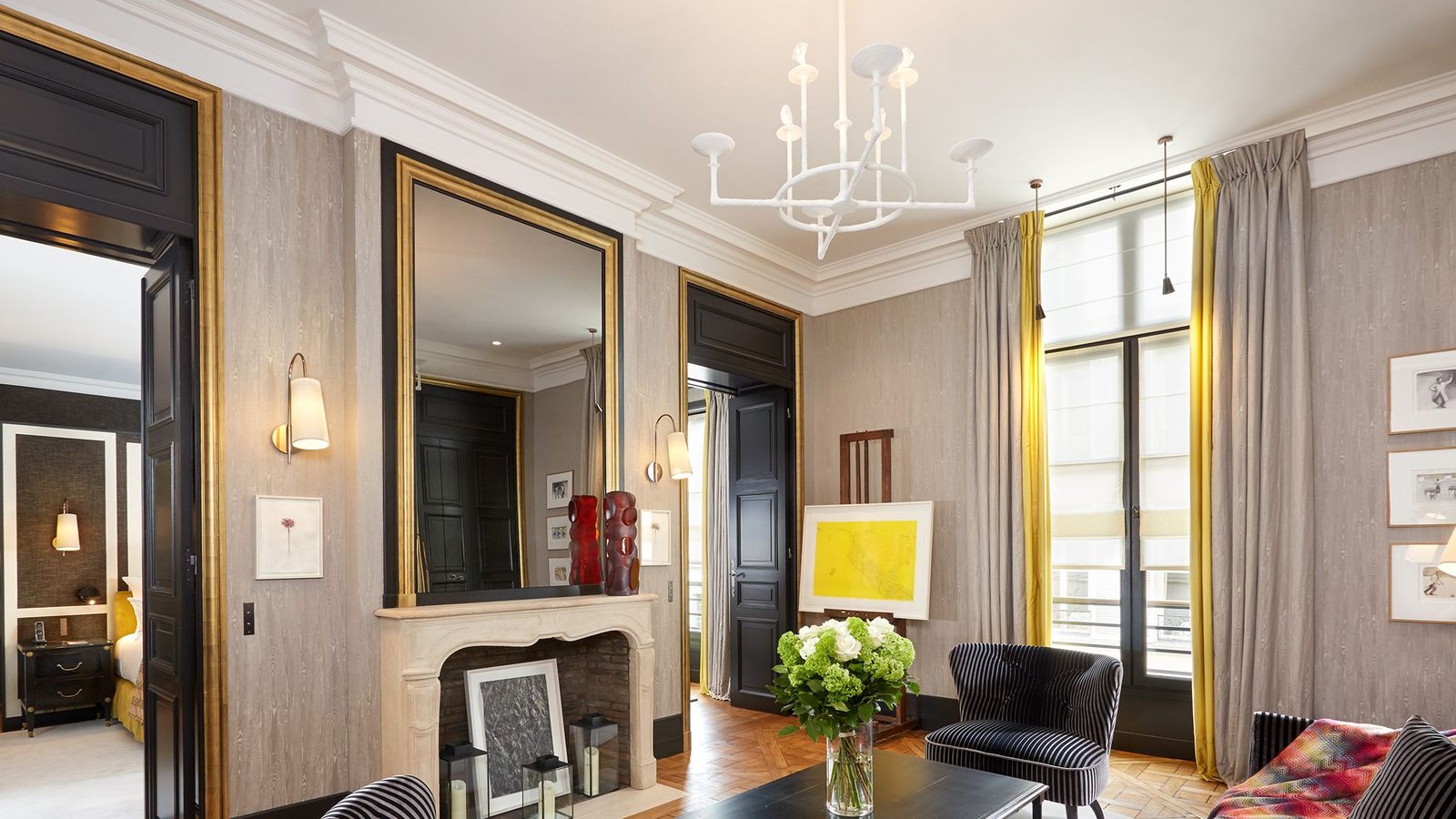Le Pavillon de la Reine interior