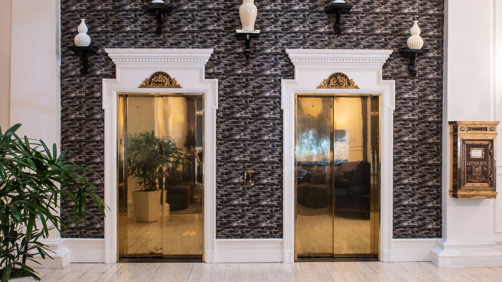 Le Pavillon Hotel interior