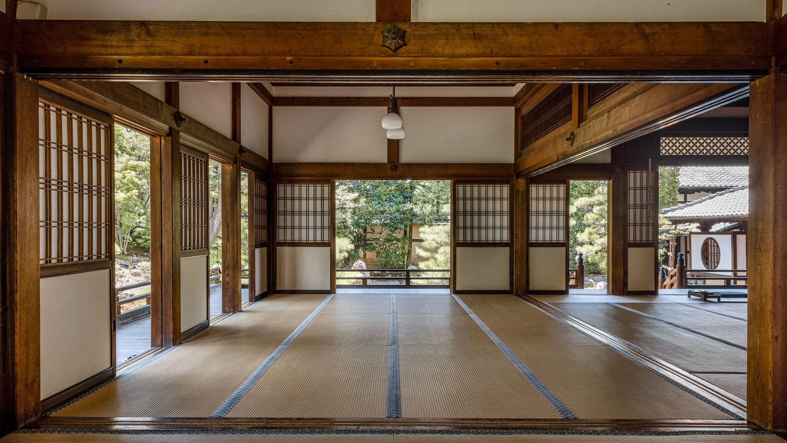 The Shinmonzen interior